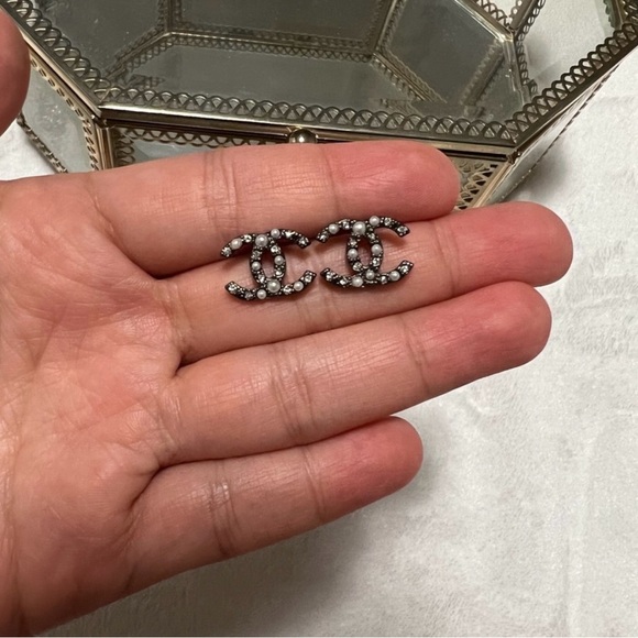 Chanel classic pearls crystals CC logo earrings - Picture 5 of 7